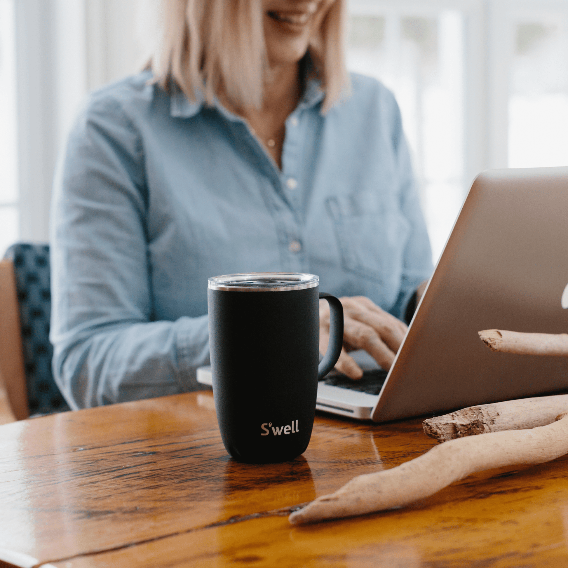 mug-16oz-z1 Swell-16oz-Mug-Onyx-Lifestyle-1.png