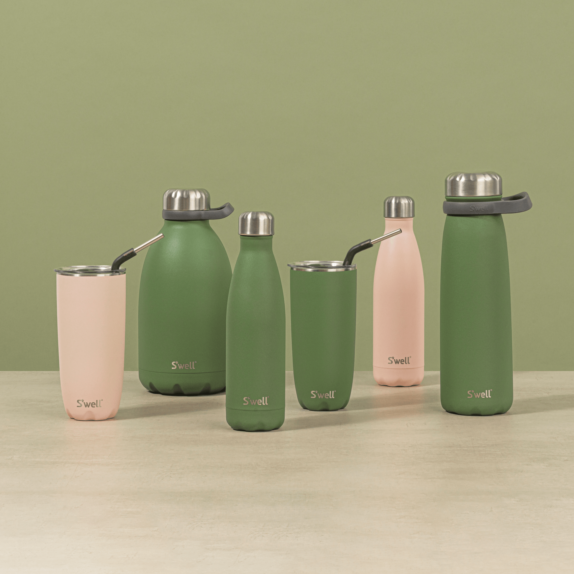 roamer-64oz-k6 Swell-64oz-GreenJasper-Roamer-Lifestyle.png